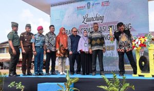 Gubernur Kepulauan Riau, Ansar Ahmad saat meluncurkan Gercep Anting) dan memberikan bantuan hibah pada masyarakat di Lapangan Emplacement Dabo, Jl. Pelabuhan, Dabo Singkep, Lingga, pada Kamis (18/7/2024). (Foto: Diskominfo Kepri)