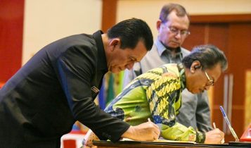Gubernur Kepulauan Riau H.Ansar Ahmad bersama pimpinan DPRD Provinsi Kepri Jumaga Nadeak menandatangani KUA-PPAS Perubahan APBD 2024 sebesar Rp4,430 triliun dalam rapat Paripurna DPRD Kepri di Balairung Wan Seri Beni, Dompak, pada Kamis (25/7/2024). (Foto: Diskominfo Kepri)