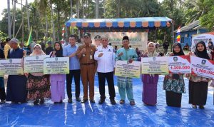 Gubernur Kepulauan Riau (Kepri), Ansar Ahmad, melakukan kunjungan kerja ke sejumlah desa di Kabupaten Lingga DAN membagikan berbagai bantuan kepada masyarakat. (Foto:Diskominfo Kepri)