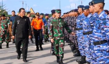 Gubernur Provinsi Kepri Ansar Ahmad dan Pangdam Bukit Barisan (Pangdam I/BB) membuka latihan Posko I Penanggulangan Bencana Komando Resor Militer 033/Wira Pratama (Korem 033/WP) di Pelataran Tugu Sirih, Tanjungpinang, Senin (28/7/2024). (Foto: Diskominfo Kepri)