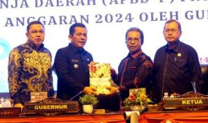 Gubernur Provinsi Kepri Ansar Ahmad menyampaikan Nota Keuangan dan Ranperda Perubahan APBD 2024 ke DPRD dengan besaran Rp4.430 triliun, pada Paripurna DPRD Kepri di di Balairung Wan Seri Beni, Dompak, Senin (29/7/2024). (Foto: Diskominfo Kepri)