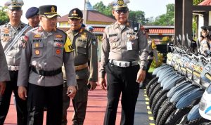 Kapolres Bintan AKBP Riky Iswoyo dalam Apel gelar pasukan dan penyematan pita Operasi di lapangan Bhayangkara Polres Bintan pada Senin (1572024).
