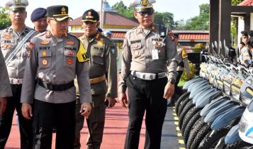 Kapolres Bintan AKBP Riky Iswoyo dalam Apel gelar pasukan dan penyematan pita Operasi di lapangan Bhayangkara Polres Bintan pada Senin (1572024).