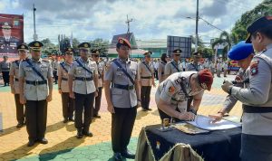 Kapolresta Tanjungpinang, Kombes Pol Heribertus Ompusunggu menyaksikan Kasat Reskrim Polresta Tanjungpinang, AKP Agung Tri Poerbowo saat penandatanganan berita acara sertijab bersama PJU di Mapolresta Tanjungpinang. (Foto: Roland/Presmedia.id)