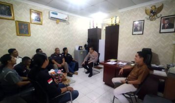 Kapolsek Bintan Utara menggelar silaturahmi dengan Panitia Pengawas Kecamatan Panwascam dari Kecamatan Sri Kuala Lobam Kecamatan Teluk Sebong dan Kecamatan Bintan Utara Kapolsek Bintan Utara menggelar silaturahmi dengan Panitia Pengawas Kecamatan (Panwascam) dari Kecamatan Sri Kuala Lobam, Kecamatan Teluk Sebong dan Kecamatan Bintan Utara, di ruang kerja Kapolsek Bintan Utara pada Selasa (16/7/2024).