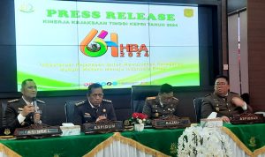 Kepala Kejaksaan Tinggi Kepri Teguh Subroto, asisten Pidana Khusus Kejati Kepri, serta asisten Intelijen Kejati Kepri Tengku Firdaus. (Foto: Presmedia.id)