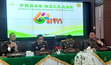 Kepala Kejaksaan Tinggi Kepri Teguh Subroto asisten Pidana Khusus Kejati Kepri serta asisten Intelijen Kejati Kepri Tengku Firdaus Kepala Kejaksaan Tinggi Kepri Teguh Subroto, asisten Pidana Khusus Kejati Kepri, serta asisten Intelijen Kejati Kepri Tengku Firdaus. (Foto: Presmedia.id)