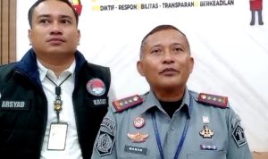 Kepala Lapas Kelas IIA Tanjungpinang, Maman Hermawan, didampingi oleh Kasat Narkoba Polresta Tanjungpinang, Kompol Arsyad Riyandi, di Mapolresta Tanjungpinang Senin (8/7/2024). (Foto: Roland/Presmedia.id)