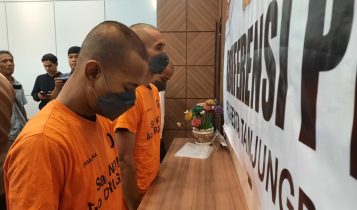 Ketiga sindikat Narkoba Lapas Tanjungpinang Kendari Sulsel Ij He dan Sm berhasil ditangkap Satresnarkoba Polres Tanjungpinang di lokasi berbeda di Tanjungpinang Ketiga sindikat Narkoba Lapas Tanjungpinang-Kendari Sulsesl Ij, He, dan Sm, berhasil ditangkap Satresnarkoba Polres Tanjungpinang di lokasi berbeda di Tanjungpinang Rabu (3/7/2024).