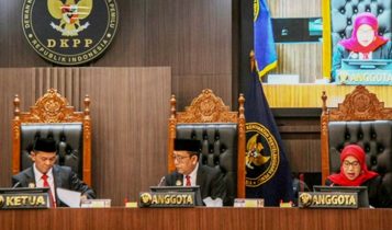 Ketua DKPP Heddy Lugito (kiri), anggota DKPP I Dewa Kade Wiarsa (tengah), dan anggota DKPP Ratna Dewi Pettalolo, dalam sidang kasus Ketua KPU, Rabu (3/07/2024) di Jakarta. (Foto: Ist.)