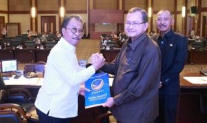 Ketua DPRD Kepri Jumaga Nadeak saat menerima pandangan Fraksi Nasdem yang diserahkan juru bicaranya dr.Tengku Afrizal pada sidang Paripurna DPRD Kepri tentang Rancangan Perda dan Nota Keuangan Perubahan APBD 2024 di Ruang Balairung Wan Seri Beni, Pusat Perkantoran Gubernur Kepri Rabu (31/7/2024).