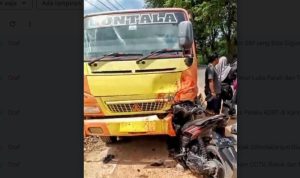 Kondisi Motor Honda Vario yang ringsek tabrak Lori Mitsubishi warna kuning sedang parkir. (Foto: Hasura/Presmedia.id)