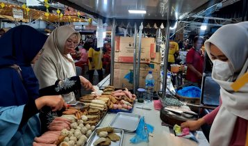 Kuliner Hekeng, makanan olahan dari ikan, sapi, atau ayam yang dicampur dengan tepung di Akau Potong Lembu Tanjungpinang. (Foto: Roland/Presmedia.id)