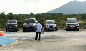 Mobil Dinas Kasatpol PP Bintan BP 38 B dan Mobil Toyota Hilux serta Motor Suzuki FU masih ditahan di Kantor Satlantas Polres Bintan Mobil Dinas Kasatpol PP Bintan BP 38 B dan Mobil Toyota Hilux serta Motor Suzuki FU masih ditahan di Kantor Satlantas Polres Bintan. (Foto: Hasura/Presmedia.id)