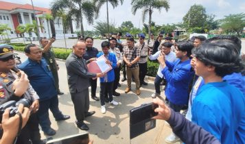 PMII Kepri saat menggelar aksi unjuk rasa mempertanyakan deposito jumbo Rp4 miliar Hakim PN Tanjungpinang Selasa (23/7/2024). (Foto: Roland/Presmedia.id)