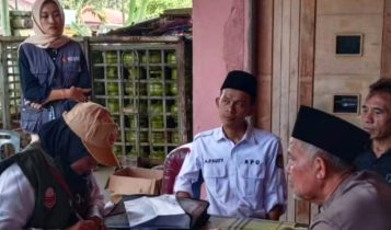 Petugas Pantarlih saat melakukan pencocokan dan penelitian coklit data pemilih Pilkada serentak tahun 2024 di Bintan Komisioner KPU Bintan Ahmad Fauzi melakukan monitoring terhadap pencoklitan yang dilakukan Petugas Pantarlih Bintan Utara. (Foto KPU Bintan)