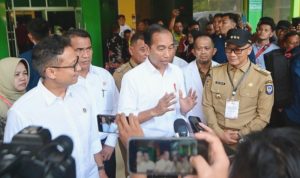 Presiden Jokowi menyampaikan keterangannya kepada awak media usai mengunjungi Rumah Sakit Umum Daerah (RSUD) Kabupaten Sinjai, Provinsi Sulawesi Selatan, pada Kamis, 4 Juli 2024. (Foto: BPMI Setpres/Muchlis Jr)