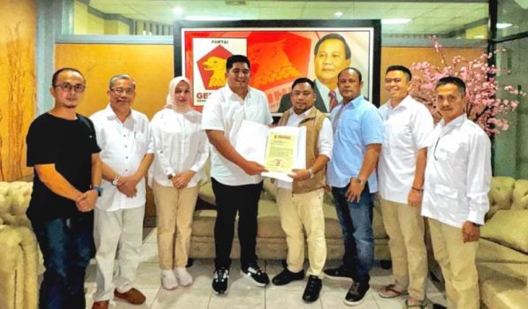 Roby Kurniawan dan Deby Maryanti saat mendapat mandat dan dukungan dari DPP Partai Gerindra.
