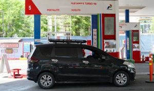 Sejumlah kendaraan saat mengisi bbm pertalite di SPBU. (Foto: Humas)