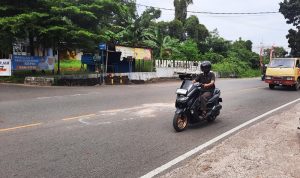 TKP kejadian lakalantas telah di beri tanda olah TKP oleh Polisi di depab Perumahan Kijang Kencana. (Foto: Roland/Presmedia.id)