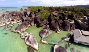 Taman Batu Alif (Alif Stone Park) destinasi wisata unggulan di Natuna Provinsi Kepulauan Riau (Kepri) yang terkenal dengan formasi batu granit yang unik dan pemandangan alam yang menakjubkan. (Foto: jallanyuk.com)