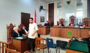 Terdakwa Muhammad Imam Tabarani usai disidangkan dan meninggalkan ruangan persidangan PN Tanjungpinang. (Foto: Roland/Presmedia.id)