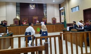 Terdakwa Rosita selaku Bendahara KONI Karimun dan Melli selaku staf KONI Karimun saat diperiksa sebagai terdakwa di PN Tipikor Tanjungpinang (Roland/Presmedia)