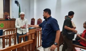 Terdakwa Selamat alias Aheng saat meninggalkan ruang sidang usai dituntut 12 tahun karena atas kepemilikan narkoba jenis Sabu 44,49 Gram. (Foto: Roland/Presmedia.id)