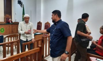 Terdakwa Selamat alias Aheng saat meninggalkan ruang sidang usai dituntut 12 tahun karena atas kepemilikan narkoba jenis Sabu 4449 Gram Terdakwa Selamat alias Aheng saat meninggalkan ruang sidang usai dituntut 12 tahun karena atas kepemilikan narkoba jenis Sabu 44,49 Gram. (Foto: Roland/Presmedia.id)