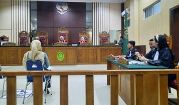 Terdakwa Wita Julia Putri saat disidangkan di PN Tanjungpinang Terdakwa Wita Julia Putri saat disidangkan di PN Tanjungpinang. (Foto: Roland/Presmedia.id)