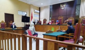 Terdakwa Wita Julia Putri saat mendengarkan tuntutan JPU di PN Tanjungpinang. (Foto: Roland/Presmedia.id)