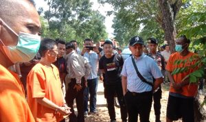 Tersangka, Hasan, M.Ridwan dan Budiman saat dihadirkan penyidik dalam rekonstruksi kasus pemalsuan surat tanah di lahan PT.Expasindo, Kelurahan Sei Lekop, Bintan Timur, Kijang Senin (1/7/2024).