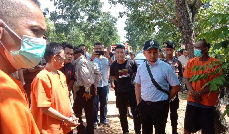 Tersangka, Hasan, M.Ridwan dan Budiman saat dihadirkan penyidik dalam rekonstruksi kasus pemalsuan surat tanah di lahan PT.Expasindo, Kelurahan Sei Lekop, Bintan Timur, Kijang Senin (1/7/2024).