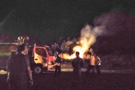 Tim Damkar Bintan Timur berjibaku memadamkan karhutla di Jalan Musi Kelurahan Sei Lekop. (Foto: Hasura/Presmedia.id)