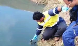 Tim KLHK mengambil sampel air yang diduga tercemar di Desa Pengujan untuk diuji di lab. (Foto: Hasura/Presmedia.id)
