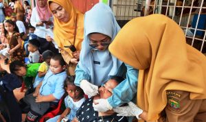 Tim Kesehatan dari Dinkes Tanjungpinang saat memberikan imunisasi polio kepada anak TK Negeri Pembina II di Tanjungpinang. (Foto: Roland/Presmedia.id)
