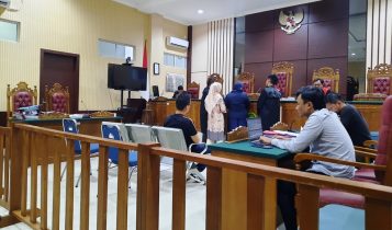 Tugas Saksi nasabah pemilik tabungan dan deposito Siti Hajar Siregar Nugroho Susanto dan Made Ida Wati di Pengadilan Negeri PN Tanjungpinang Tugas Saksi nasabah pemilik tabungan dan deposito, Siti Hajar Siregar, Nugroho Susanto dan Made Ida Wati di Pengadilan Negeri (PN) Tanjungpinang. (Foto: Roland/Presmedia.id)