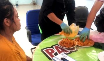 Wanita terduga D dan rekannya C yang menyelundupkan empat paket sabu ke Lapas menyeksikan lauk sotong sambal yang dibawanya digeledah dan diperiksa Polisi Wanita terduga D dan rekannya CÂ yang menyelundupkan empat paket sabu ke Lapas, menyeksikan lauk sotong sambal yang dibawanya digeledah dan diperiksa Polisi. (Foto: Hasura/Presmedia.id)