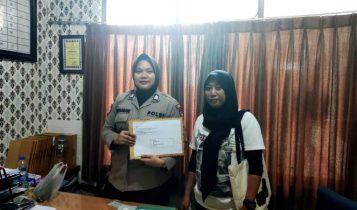 Wartawati Anggota AJI Yuli saat mengerjakan Laporan Pengaduan Lapdu ke Polres Bintan Wartawati Anggota AJI Yuli saat mengerjakan Laporan Pengaduan (Lapdu) ke Polres Bintan. (Foto: AJI Kota Tanjungpinang)