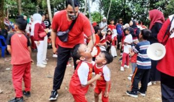 Anak-anak Perumahan Gesya dan Nusa Raya meriahkan HUT RI ke-79 dengan lomba makan kerupuk. (Foto: Roland/Presmedia.id)