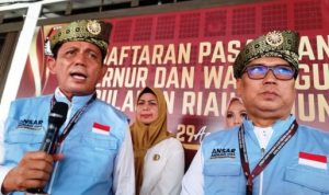 Ansar-Nyanyang didampingi istrinya masing-masing saat press rilis usai pendaftaran Gubernur dan Wakil Gubernur Kepri di KPU Kepri. (Foto: Roland/Presmedia.id)