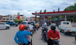 Antrean panjang pengguna sepeda motor saat melakukan pengisian BBM Pertalite di KM 10 Kota Tanjungpinang. (Foto: Roland/Presmedia.id)