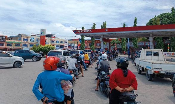 Antrean panjang pengguna sepeda motor saat melakukan pengisian BBM Pertalite di KM 10 Kota Tanjungpinang. (Foto: Roland/Presmedia.id)