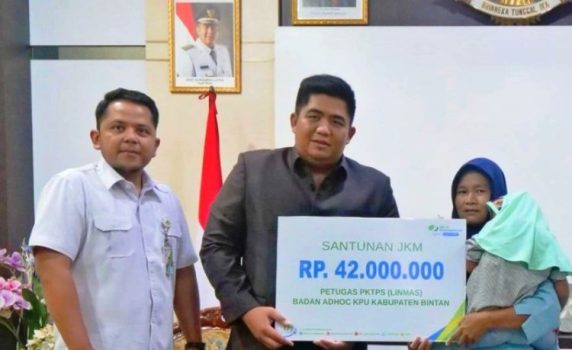 Bupati Bintan Roby Kurniawan didampingi Kabid Kepesertaan BPJS Ketenagakerjaan Wahyu memberikan santunan JKM kepada ahli waris almarhum Fauzi petugas Linmas yang meninggal dunia dalam menjalankan tugas di Pemilu 2024. (Foto: Diskominfo Bintan)