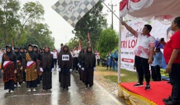 Bupati Bintan, Roby Kurniawan, secara resmi melepas 300 peserta lomba Gerak Jalan Tri Lomba Juang 2024 kabupaten Bintan dari garis start Jalan Utama depan Kantor Kecamatan Seri Kuala Lobam. (Foto: Diskominfo Bintan)