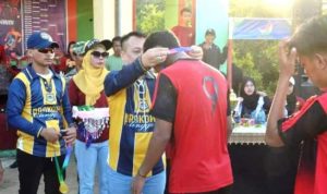 Bupati Lingga Muhammad Nizar memberikan hadiah pada pemenang turnamen sepak bola Jagoh Cup 2024 di Lapangan Sepak Bola Desa Jagoh Lingga Kecamatan Singkep Barat Minggu (4/8/2024). (Foto: Aulia/Presmedia.id)