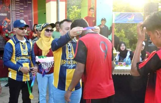 Bupati Lingga Muhammad Nizar memberikan hadiah pada pemenang turnamen sepak bola Jagoh Cup 2024 di Lapangan Sepak Bola Desa Jagoh Lingga Kecamatan Singkep Barat Minggu (4/8/2024). (Foto: Aulia/Presmedia.id)
