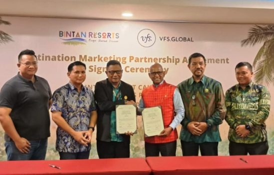 COO Bintan Resorts Abdul Wahab menandatangani MoU dengan Pimpinan Operasional Pariwisata di VFS Global G B Srithar di Hotel Grand Lagoi Kawasan Pariwisata Lagoi COO Bintan Resorts Abdul Wahab menandatangani MoU dengan Pimpinan Operasional Pariwisata di VFS Global, G B Srithar di Hotel Grand Lagoi Kawasan Pariwisata Lagoi. (Foto: Hasura/Presmedia.id)