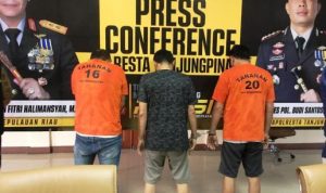 Dua PNS KSOP Tanjungpinang dan PNS DLH Kepri saat di Mapolresta Tanjungpinang 1 Dua PNS KSOP Tanjungpinang dan PNS DLH Kepri saat di Mapolresta Tanjungpinang (Roland/ Presmedia)