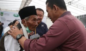 Gubernur Kepri Ansar Ahmad saat menghadiri dan menyapa salah seorang pasien Lansia yang mendapat layanan kesehatan di kegiatanBakti Sosial kesehatan yang digelar Yayasan Buddha Tzu Chi Batam. Foto:DiskominfoKepri)